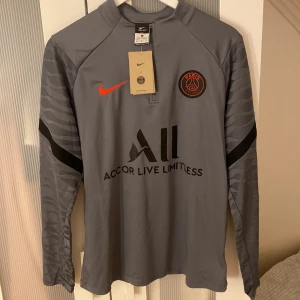 Psg Tröja  - Helt ny psg tröja. Aldrig andvänd. Inga defekter. Lappen kvar. Nypris 1000. 