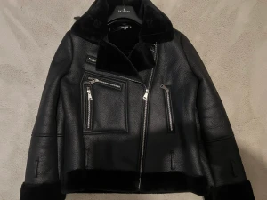 Snygg jacka  - Snygg och varm jacka som är använd 1 gång bara - är i ny skick . Storlek 38 - kan användas som S och mindre också då den är fodrad. 