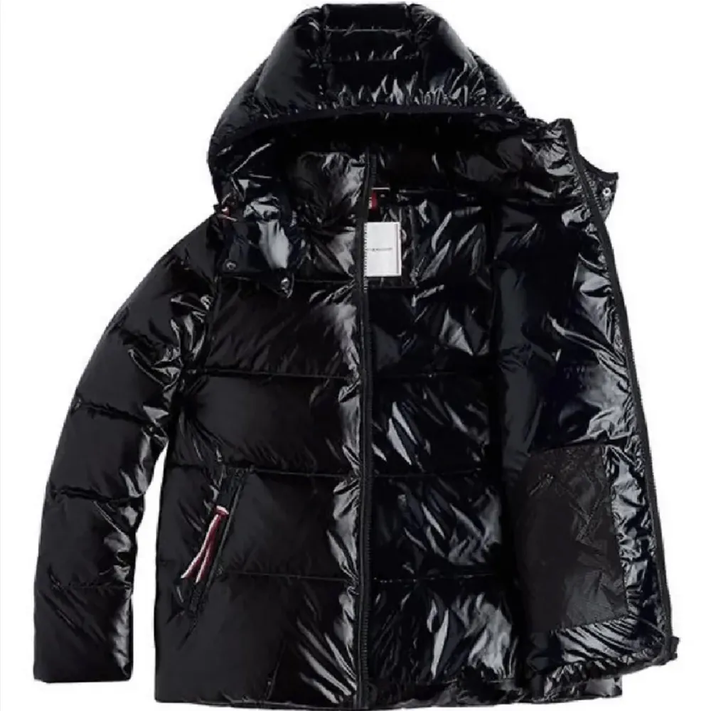 Skit snygg jacka i marinblå/svart använd förra vintern men ser ut som helt ny💞 Nypris:3500 Pris: 2000 (pris går att diskutera) Köp direkt för 2500. Jackor.
