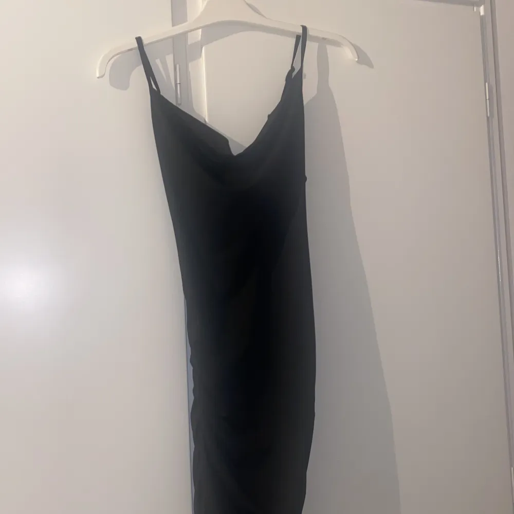 Säljer denna satin svarta klänningen i god skick. Den har slits vid benet i ena sidan.. Klänningar.