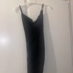 Säljer denna satin svarta klänningen i god skick. Den har slits vid benet i ena sidan.