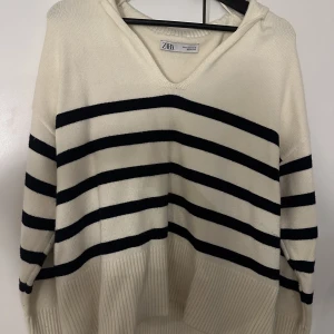 Stickad tröja - Helt ny stickad tröja från zara som inte kommer till användning ( då den inte passar min stil ). Nypris 399kr men säljer den för 200kr🩷 Pris kan diskuteras 