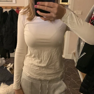 Tröjor  - Säljer denna vita långärmade tröjan. Från lager157