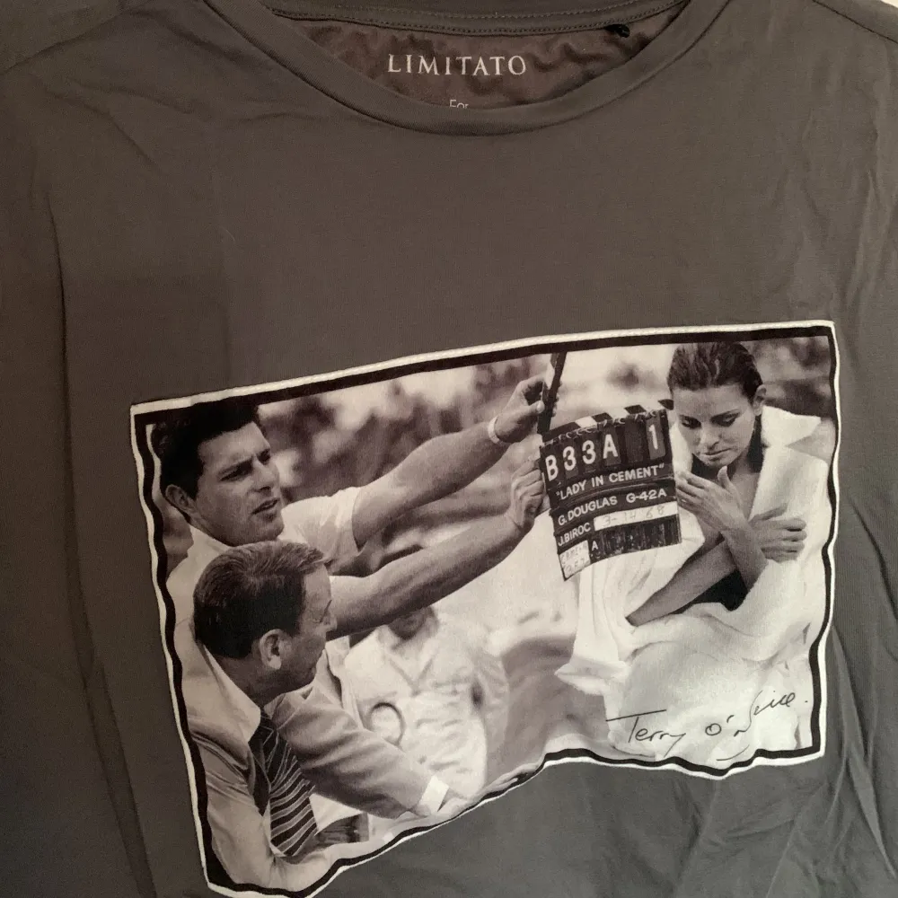 Helt oanvänd T-shirt från limitato, superfin med tryck i sammet. T-shirts.