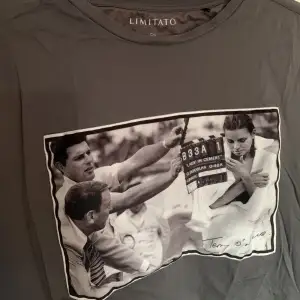 Helt oanvänd T-shirt från limitato, superfin med tryck i sammet