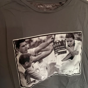 Limitato T-shirt  - Helt oanvänd T-shirt från limitato, superfin med tryck i sammet