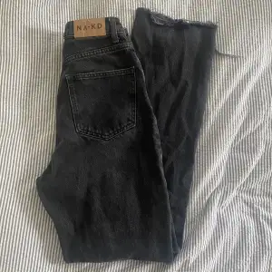 Svarta lätt urtvättade vida jeans från nakd i storlek 34!💞