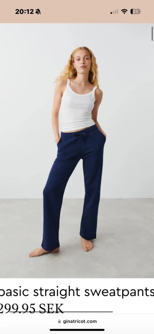 Gina Mjukisbyxor - Säljer dessa fina mörkblåa mjukisbyxor från Gina! använda 1-2 ggr