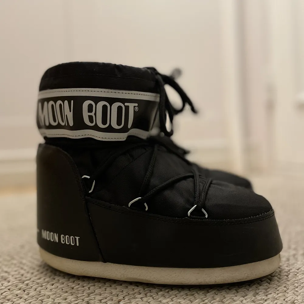 Säljer mina jättefina Moon Boots! Använda vid ett fåtal tillfällen💓Köpte för 2200 och kan tänka mig att sälja för 500-1000kr😍Skriv för fler bilder eller funderingar. Kan mötas upp i Stockholm och frakta var som! . Skor.
