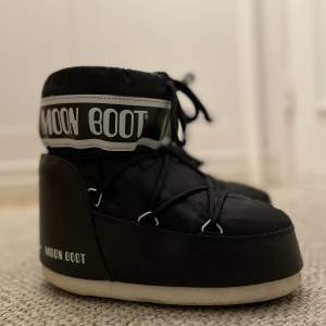 Säljer mina jättefina Moon Boots! Använda vid ett fåtal tillfällen💓Köpte för 2200 och kan tänka mig att sälja för 500-1000kr😍Skriv för fler bilder eller funderingar. Kan mötas upp i Stockholm och frakta var som! 