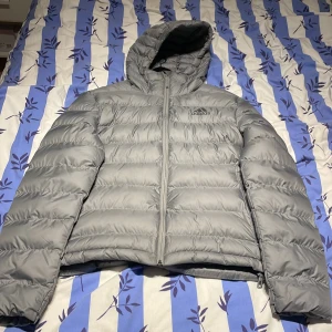 Vinterjacka från adidas  - Säljer en grå vinterjacka från adidas i storlek. Den är i mycket fint skick då den knappt är använd  