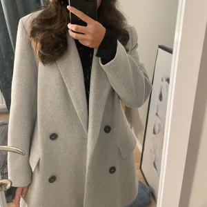 Zara kappa - Helt ny grå kappa från zara, inga defekter, använd 1 gång i storlek S skriv för fler bilder. Ord pris 400kr