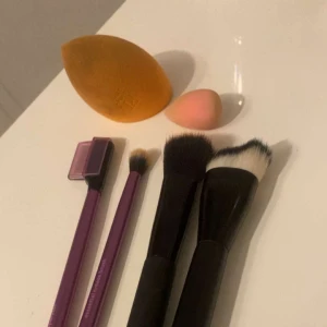 Smink kit  - Smink kit. Den orangea beautyblendern är från real techniques och samma med de två lila borstarna. Den vita/svarta borsten är ifrån oriflame. de andra produkterna har inget märke. OBS! allting tvättas och rengörs innan det skickas iväg!