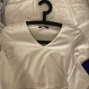 Shein topp - SHEIN topp storlek xs bra skick . Passar mig som har s i kläder. 30kr plus frakt hör av dig vid frågor 