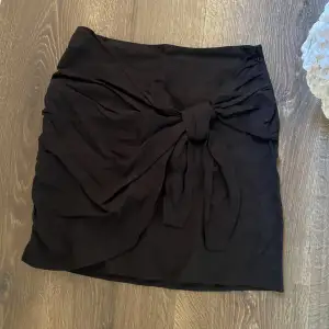 En svart kjol i storlek S som aldrig har använts och är i helt nytt skick. Pris:79💕