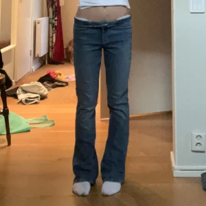 Lågmidjade jeans - Säljer jätte fina low waist jeans från Gina. Använda 1 gång. Jättebra skick och även justerbar i midjan. Köpte för 300. Bootcut❤️❤️