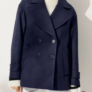 Marinblå kappa - Superfin marinblå kappa från Ellos som är helt slutsåld. Köp för 899. Passar allr från 34-38 beroende på hur man vill ha den. 