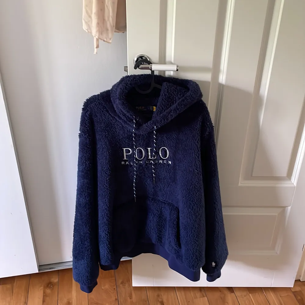 Säljer nu min otroligt snygga o varma/sköna hoodie från polo. Inte använd länge. Storlek L, mörkblå. Passar otroligt fint nu till vintern😊. Hoodies.