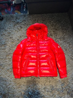 Moncler maya -  Moncler maya röd Storlek: 2/medium  Skick: 8,5/10 utöver flaw  Pris: 7499kr  Äkthetsbevis finns