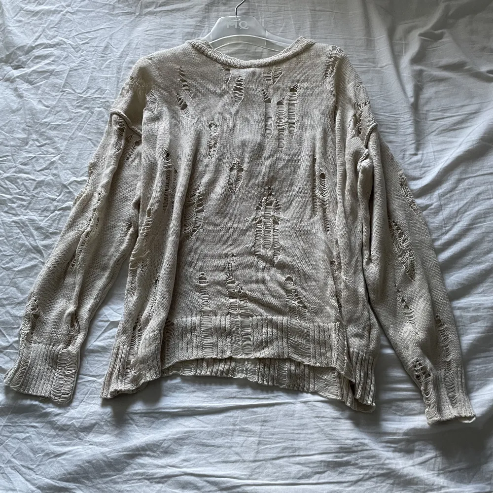 Trendig tröja från Urban Outfitters🌟 Helt oanvänd med prislappen på! Säljer då den inte passar min stil❤️‍🔥. Stickat.