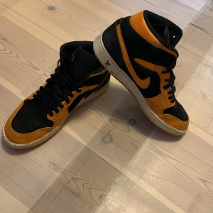 Jordans 1  - Säljer mina gamla Jordan 1 efter som jag inte använder dom. Kan tvätta innan om det önskas. bra skick fast smutsiga. Pris kan diskuteras