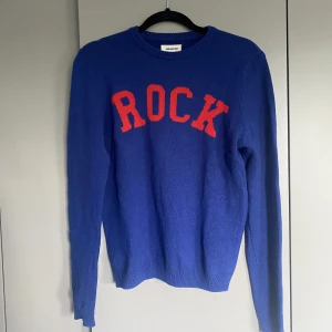 Zadig tröja - En jättefin stickad tröja från zadig. Super najz och matcha till ett par jeans🤩Såå sååå cool tröja nu till höst🍁😍 (Den är dock i barnstorleken 170 men passar som en xs/s skulle jag säga!)