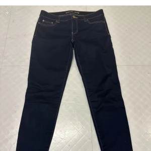 NYA byxor - Helt nya och oanvända byxor från Michael Kors. Byxorna är väldigt mjuka och stretchiga 