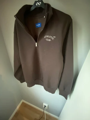 Half Zip Sweatshirt  - Säljer denna Half Zip tröjan då den  jag växt ur den. Den är som helt ny och i perfekt skick. 