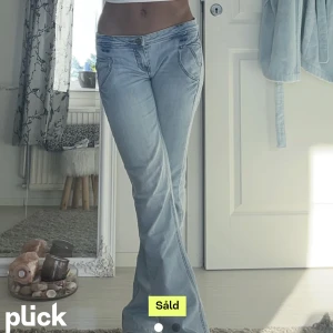 Lågmidjade jeans   - dessa bootcut jeans köpta av en annan tjej på plick men passade tyvärr inte mig💕midjemått 36 cm, innebenslängd 80 cm (lånade bilder) byxorna är ej sålda!! 