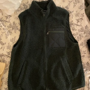 Väst från Lindex  - Populär väst från Lindex! Knappast använd men är superfin på💕