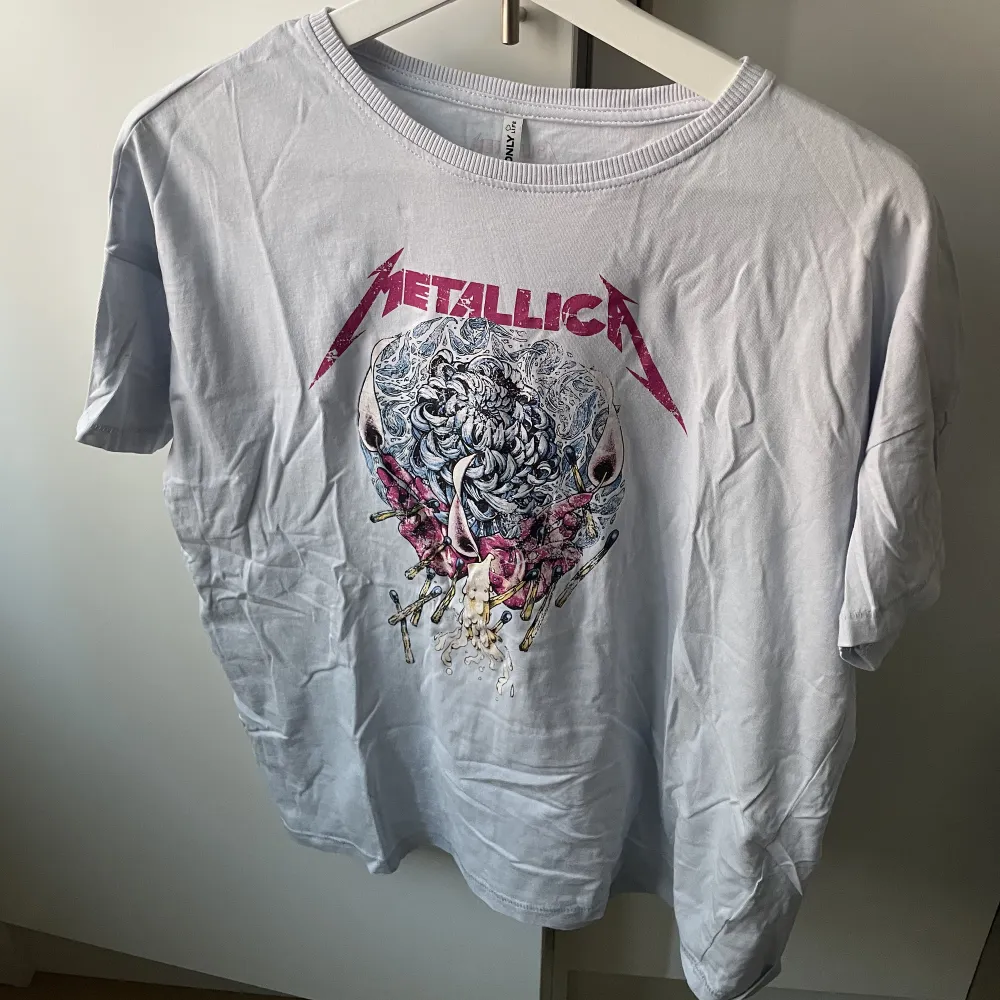 Metallica t-shirt från only. Använd fåtal gånger . T-shirts.