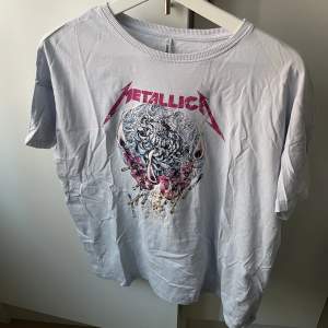 Metallica t-shirt från only. Använd fåtal gånger 