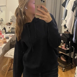Stickad hoodie - En mörkblå stickad hoodie! Supersnygg och i mycket bra skick❤️