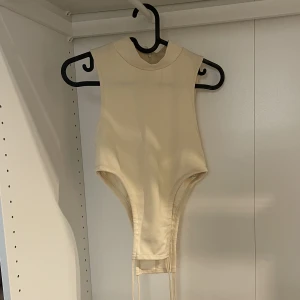 Topp oanvänd - Topp oanvänd från Zara. Står S i men sitter som en XS. Superfin kvalité på tyget!