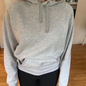 Bikbok hoodie - Hoodie från Bikbok i storlek S, färg grå, väldigt bra skick men har använts en del❤️