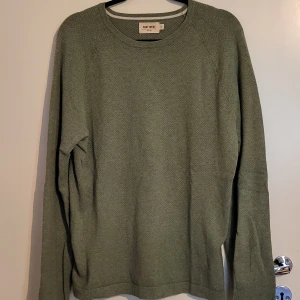 East West Sweater - Grön East West Sweater.  Strl: M, passar som M.  Cond: 7/10.  Dm vid ytterligare foton eller frågor!