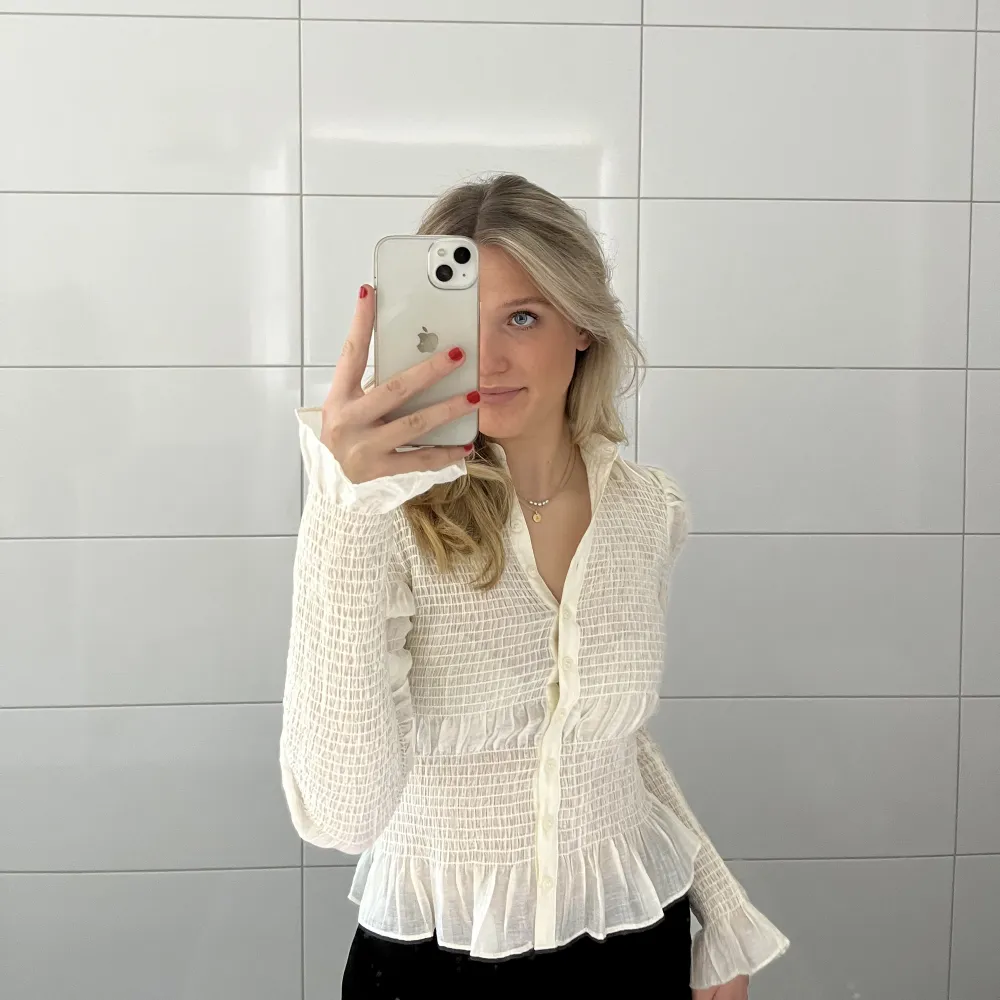 ( Publicerar igen då förra köparen hoppa av budgivningen ) Supersöt slutsåld blus från & Other Stories! Storlek 36. Säljer pga att den ej kommer till användning längre. Enbart använd vid fåtalet tillfällen och fortfarande i fint skick❤️Nypris 900kr. Puserot.
