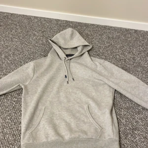 Ralph lauren hoddie - Snygg och varm Ralph lauren hoddie , i storlek s, Cond 10/10.  Köpt för 1500 på Nordlunds i Växjö. 