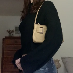Liten axelväska - Beige liten axelväska med silverdetaljer och spänne! 🖤