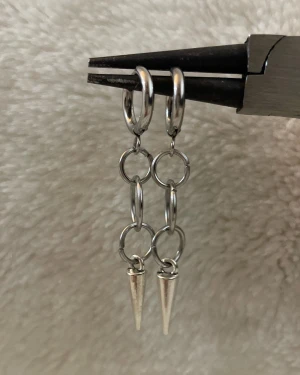 Layerd hoop earrings  - Dessa örhängen är till största dels gjorda av rostfritt stål vilket innebär att de förmodligen inte förstörs om de kommer i kontakt med vatten och allmänt håller längre. Rostfritt stål ändrar inte färg som att ndra material ,perfekta för vardaglig användn