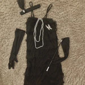 GATSBY  - Säljer dessa dessa gatsby kläder!🤩 Klänningen har fransar över sig och sitter sååå fint! Handskar, pannband, halsband, örhängen och ”cigarrett hållare” som det kallas för (staven)😆 Hela oufiten klar!😍