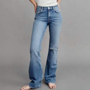 Skit snygga jeans från Gina som är helt slutsålda, formar kroppen så fint och har inga tecken på användning. Bara att höra av dig vid funderingar annars går det bra att använd ”köp nu” 🩷