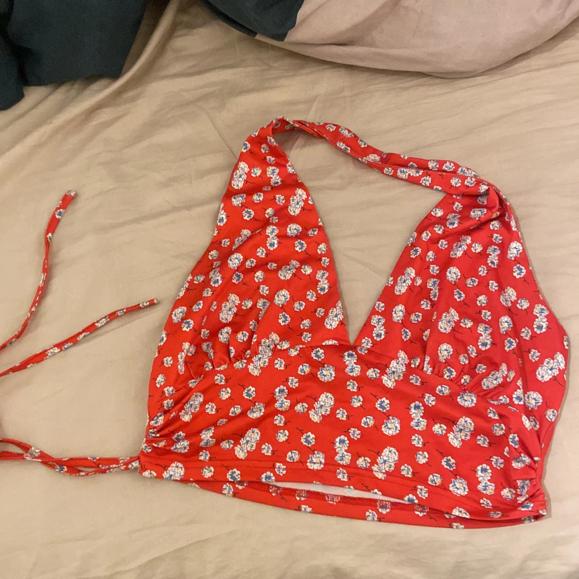 Öppen rygg och djup krage top