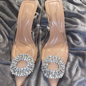 ZARA - Jätte fina klackar från zara använda ett få antal gånger, fattas en diamant 