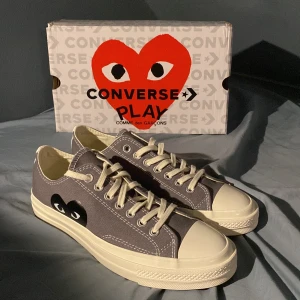 Converse X CDG Play skor - Säljer mina skor för 900kr dom är oandvända.