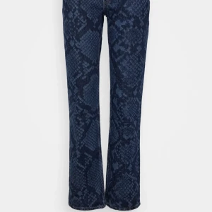 Pin Snake jeans, Weekday - Nästan helt oanvända jeans ifrån Weekday. Helt i nyskick ursprungspris: 700kr,  