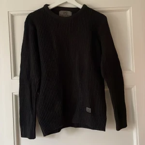 Tröja från BRIXTOL - Tjocktröja från BRIXTOL. Använt skick. Mörkt blå / svart. 