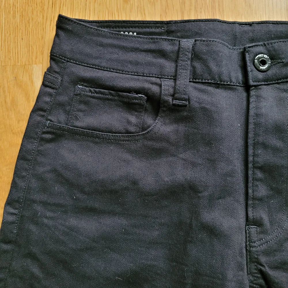 Svarta jeansshorts, slim, med fickor fram och bak. . Shorts.