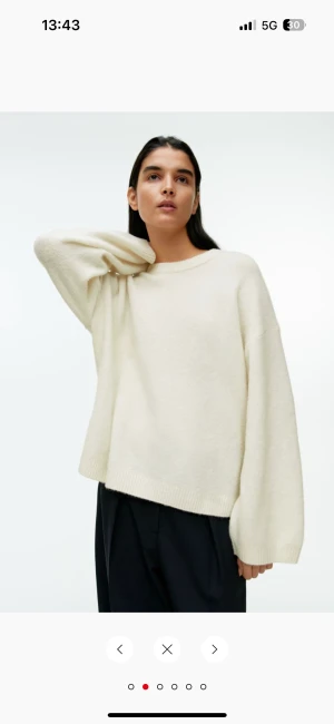 Höstig tröja  - Hej! Säljer min fina tröja från arket. Använd 1 gång och känner denna förtjänar ett hem där någon använder denna ordentligt 😊 kostade mig runt 1000kr så kan sälja den för 500kr ((OBS många intresserade))