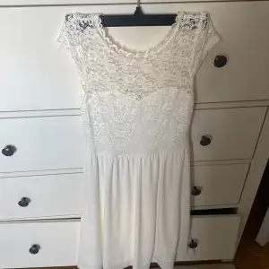 För er som går konfa eller bara vill ha en fin vit klänning så passar denna jätte bra, jag hade denna som fin klänning till ett dop. Storlek S